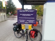 fahrrad-am-bahnhaltestelle-cover.jpg