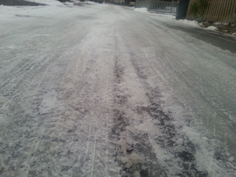 Festgefahrener Schnee auf der Fahrbahn