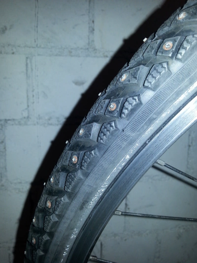 Vorderrad mit Schwalbe Marathon Winter Plus Mantel.