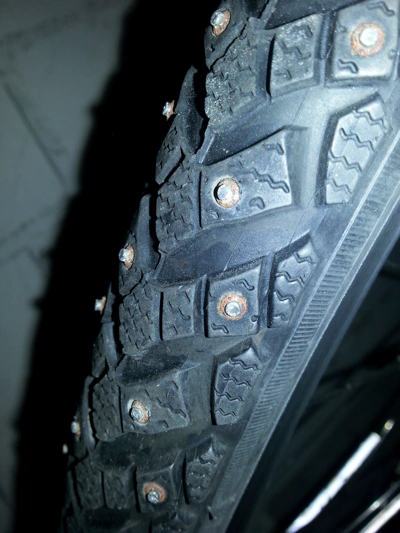 Vorderrad mit Schwalbe Marathon Winter Plus Mantel (Nahaufnahme).