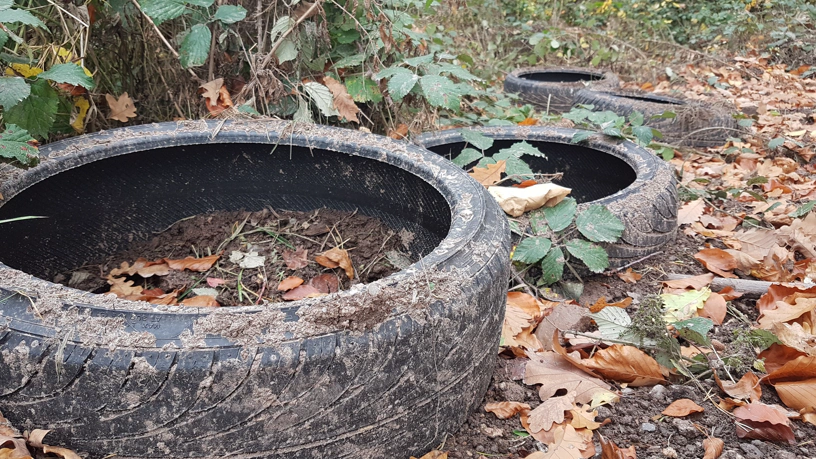 Detailsansicht eines abgefahrenen Autoreifens.