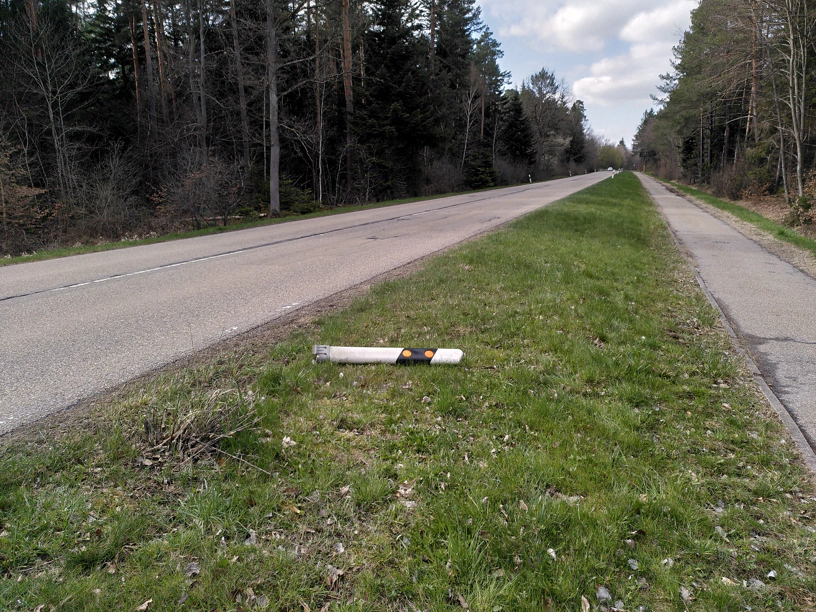 Liegender Leitpfosten an einer Straße Liegender Leitpfosten an einer Straße