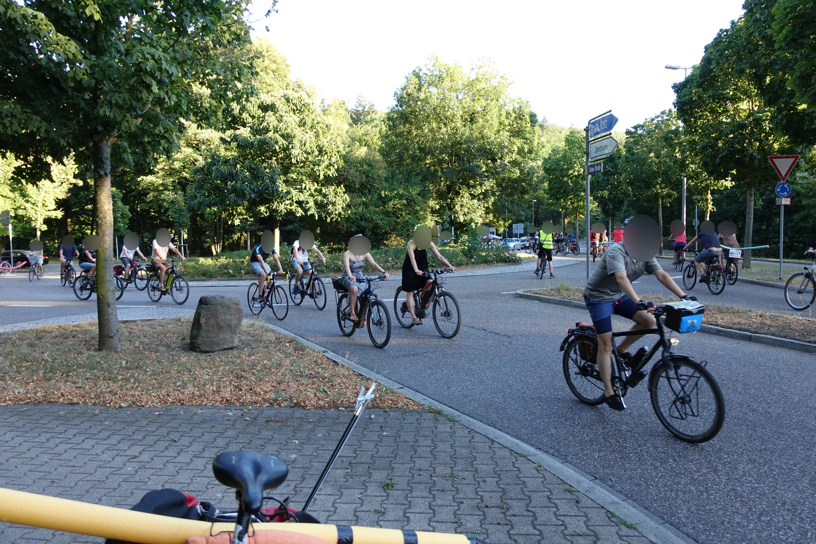 Ein Foto von der Critical Mass im Juli 2020 Ein Foto von der Critical Mass im Juli 2020. Mehrere Radfahrende fahren in einem Kreisverkehr.