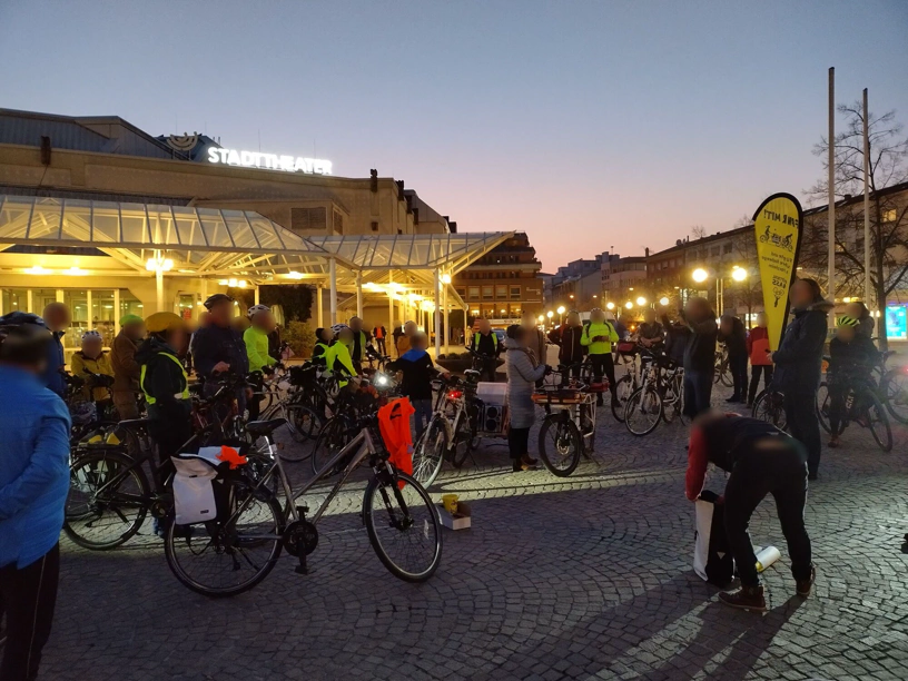 Ein Teil der Menge vor dem Losfahren auf dem Waisenhausplatz. Ein Teil der Menge vor dem Losfahren auf dem Waisenhausplatz.