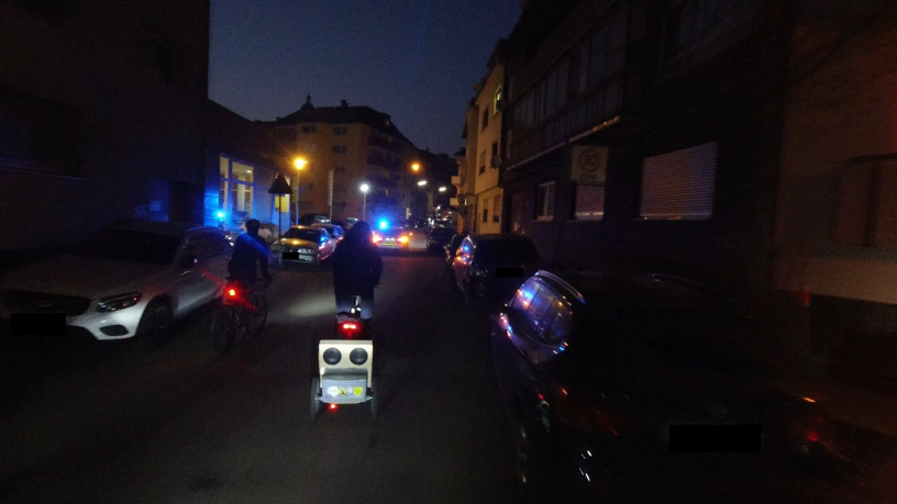 Ein Radfahrer zieht einen Anhänger mit Musikboxen. Ein Radfahrer zieht einen Anhänger mit Musikboxen.