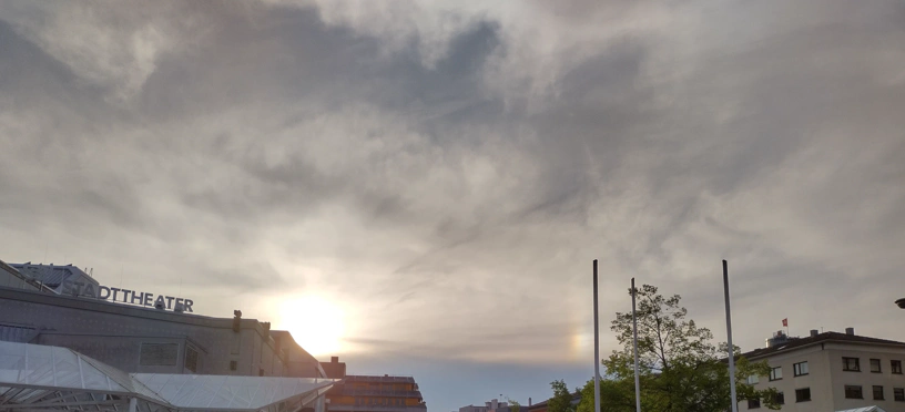 Halo-Effekt über Pforzheim. Sonne steht über der Stadt. Rechts ist irgendwo ein Teil eines Halo-Effekts zu sehen.
