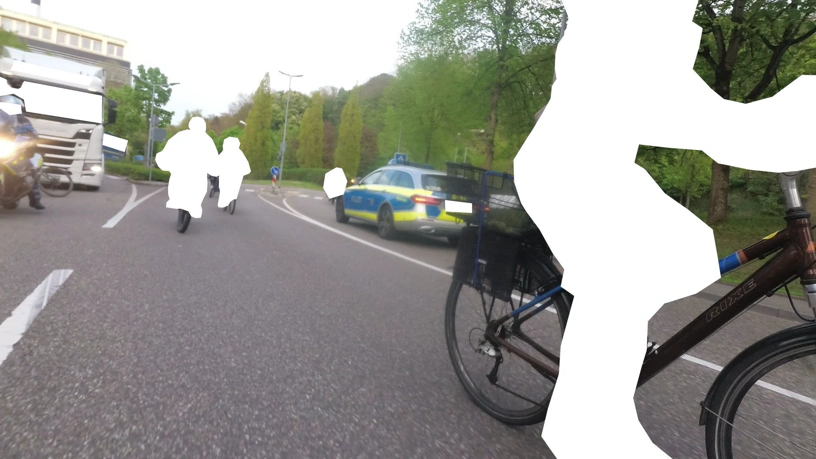 Radfahrer kam in diesem Moment und stellte sich für den Polizisten dorthin, Polizist fährt los. Hintenkamera. Links hinten steht der Lkw, davor der Radfahrer, der Polizist auf dem Motorrad fährt gerade los.
