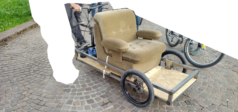 Lastenrad mit Sessel. Das Sesselfahrrad aus einer anderen Perspektive.