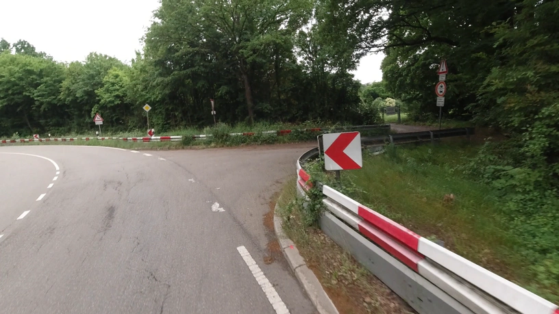 Die Einmündung in einen Waldweg. Hier fahre ich immer rein, um Menschen hinter mir vorbei zu lassen.