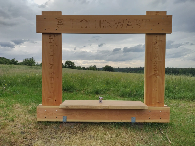 Der kleine Elefant im Hohenwarter Fotorahmen. Grauer Himmel mit Wolken.