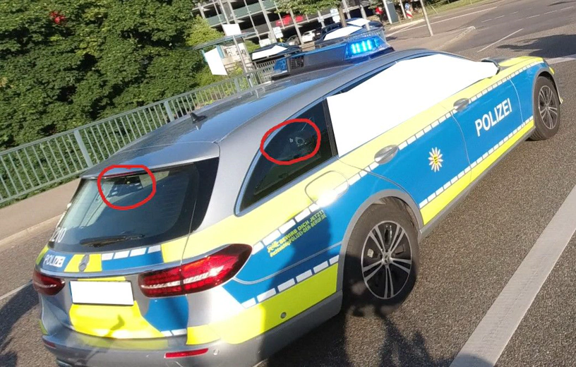 Einsatzwagen der Polizei. Die Kamera rechts hinten im Seitenfenster und die in der Heckscheibe sind mit einem selbst gemalten Kringel markiert.