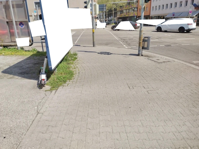 E-Roller wurde an den Rand eines Parkplatzes gestellt, wo er keine Gefahr mehr darstellt.