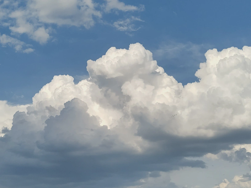 Details der Gewitterwolke am Himmel.