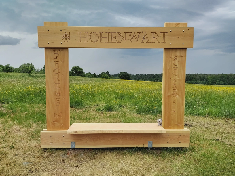 Der kleine Elefant im Hohenwarter Fotorahmen. Der Himmel grau bewölkt.