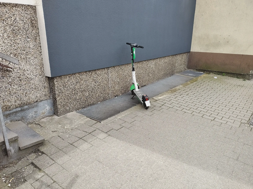 E-Roller steht an einem Ort, wo er niemandem schaden kann.