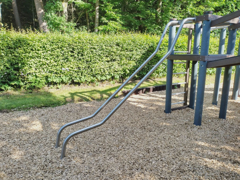 Sieht aus wie eine Rutsche, habe aber nur die seitlichen Metallstangen, ohne Boden und Seitenwände.