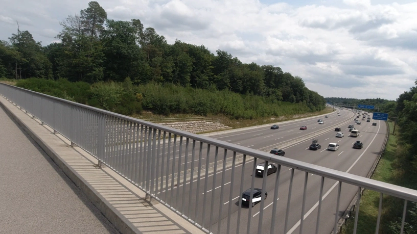 Blick von der Autobahnbrücke hinunter auf die Autobahn A 8.