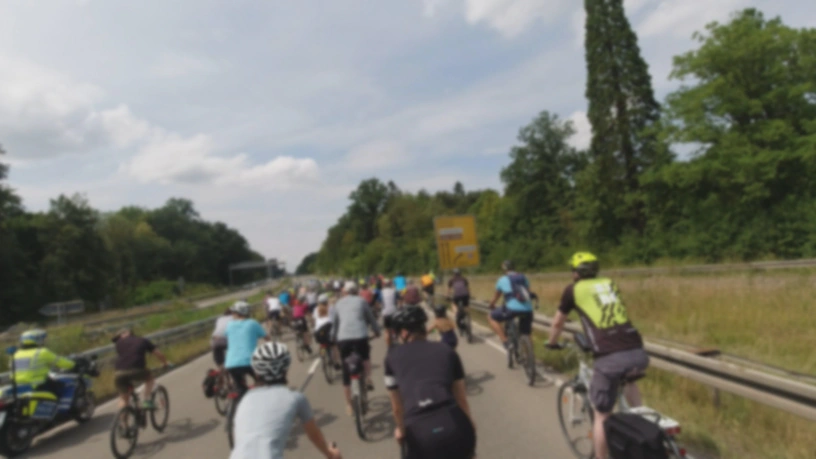 Radfahrende auf einer Kraftfahrstraße von hinten fotografiert.