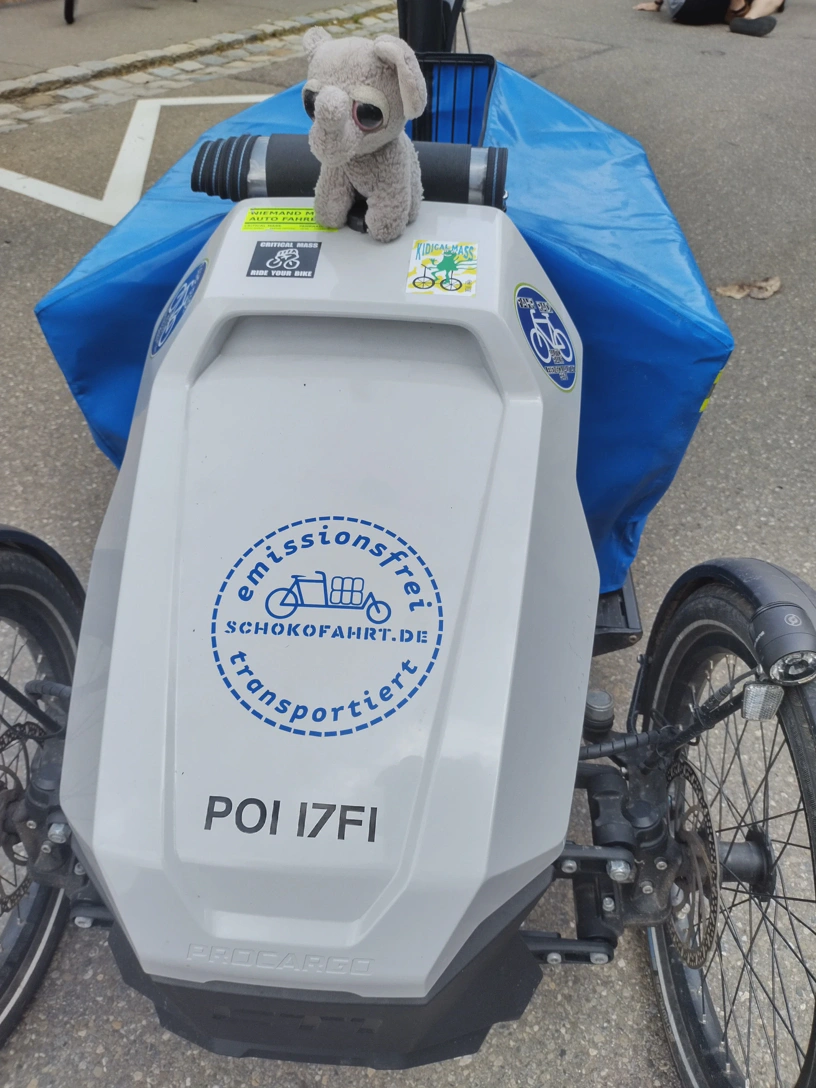 Der kleine Elefant sitzt auf dem Lastenrad.