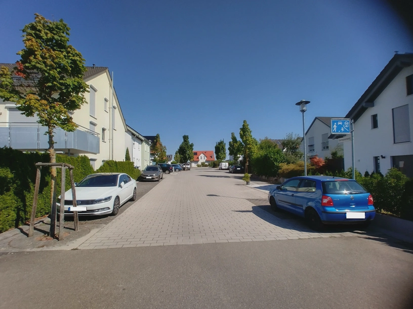 Verkehrsberuhigter Berreich, der an der breitesten Stelle so breit ist drei normalgroße Autos.