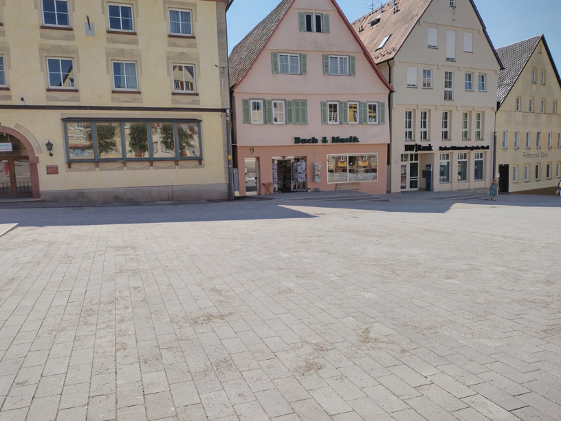 Foto in Richtung Süden mit der abgrenzenden Häuserreihe. Dort gibt es viel Schatten durch die Gebäude.
