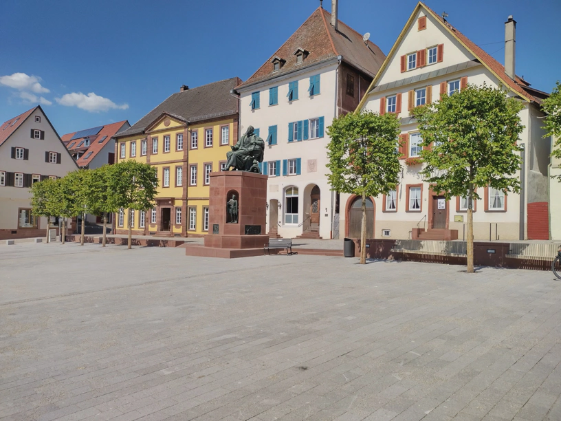 Foto in Richtung Norden. Hier stehen insgesamt 9 Bäume und daneben jeweils Sitzgelegenheiten. Diese werden jedoch kaum bis gar nicht verschattet.
