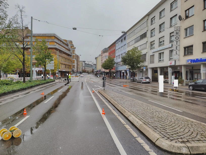 Fast leere Fahrbahn.