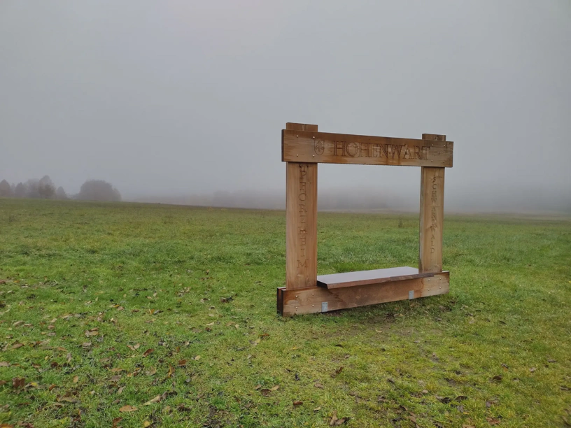 Der Fotorahmen mit Landschaft und Nebel, sodass man den Wald dahinter kaum sehen kann.