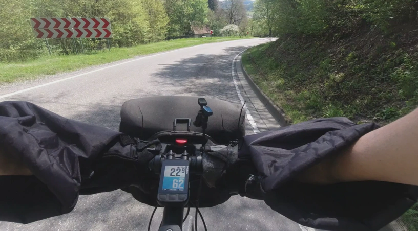 Kamera nach vorne an Brustgurt. Landstraße steil bergab. Dort, wo in einer Rechtskurve  normalerweise ein Schild mit einem roten Pfeil nach rechts steht, ist es hier ein ganzes Array aus 8 x 2 dieser Rechtspfeile.