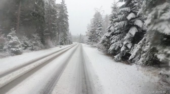 Video: Bei Schneefall über die Landstraße mit dem Fahrrad fahren