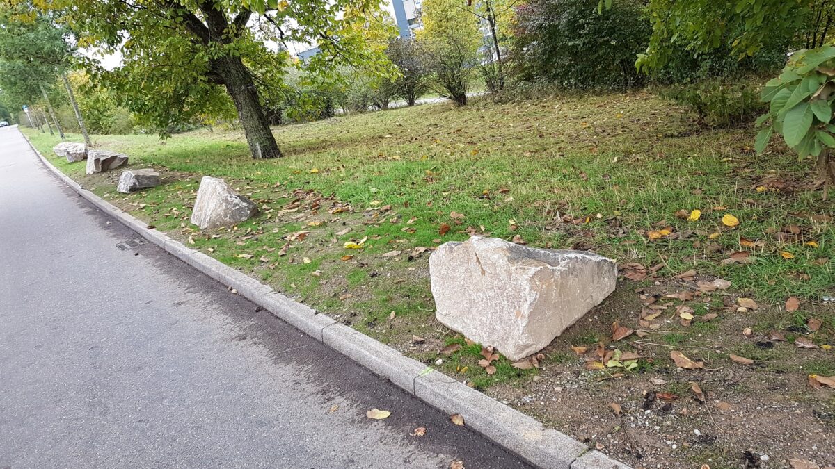 Grünes Gras mit Steinen statt Baumaschinen