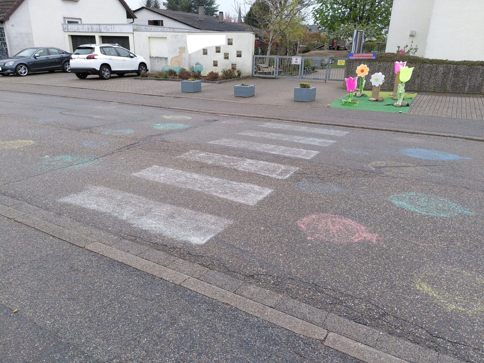 Fußgängerüberweg, verkehrsberuhigter Bereich und ein Blitzer in Huchenfeld am 1. Mai 2021